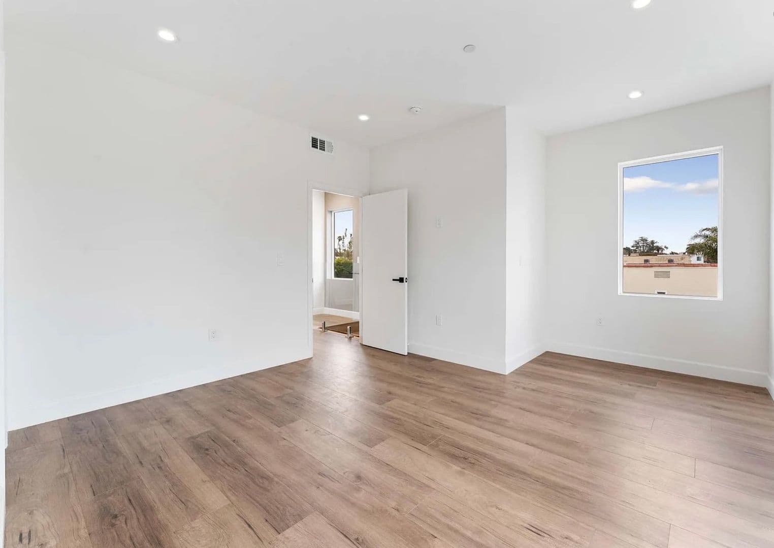 Los Angeles Townhome: 4559 W 18th St