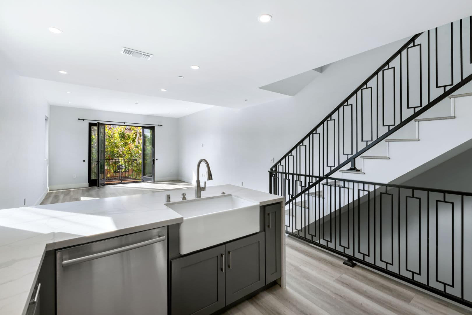 Los Angeles Apartment: 4815 Elmwood Ave
