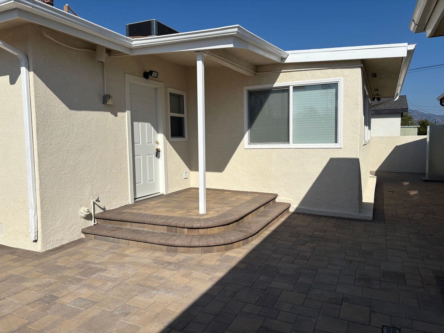 Sun Valley House: 11246 Lull Street