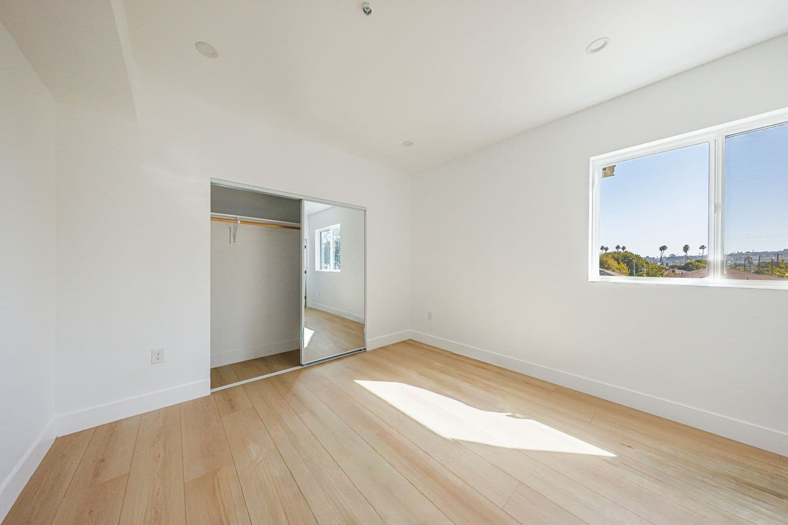 Los Angeles Apartment: 3442 West Blvd