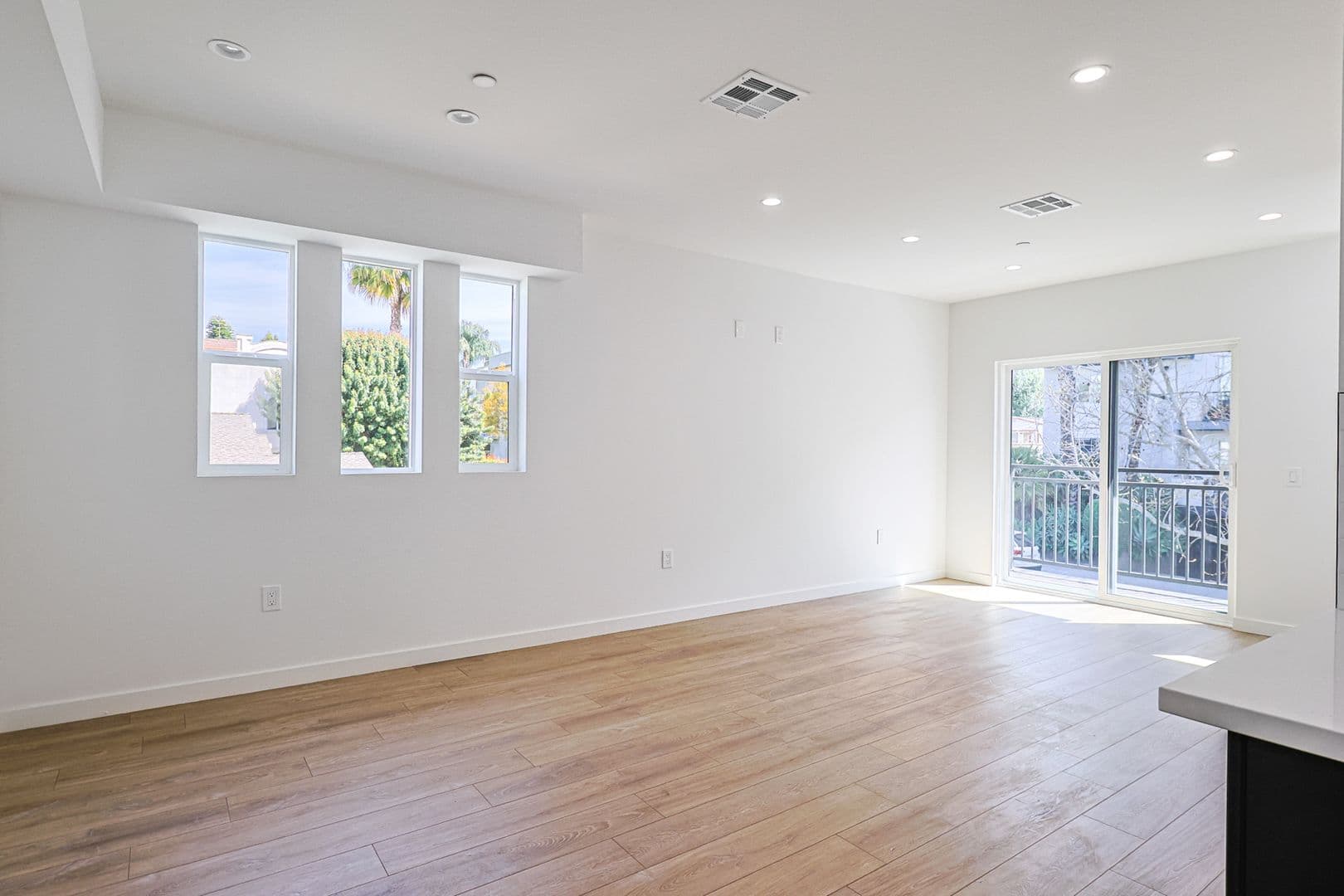 Los Angeles Apartment: 1227 N June St