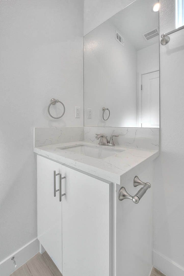 North Hollywood Apartment: 5850 Vineland Ave