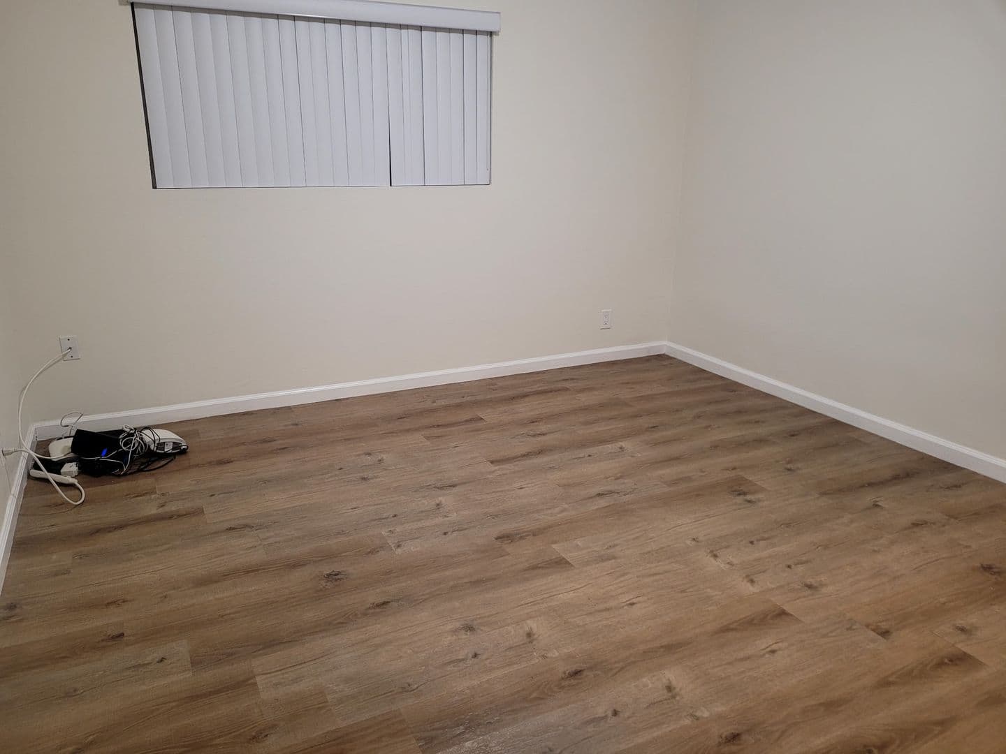North Hollywood Apartment: 11720 Hamlin Street