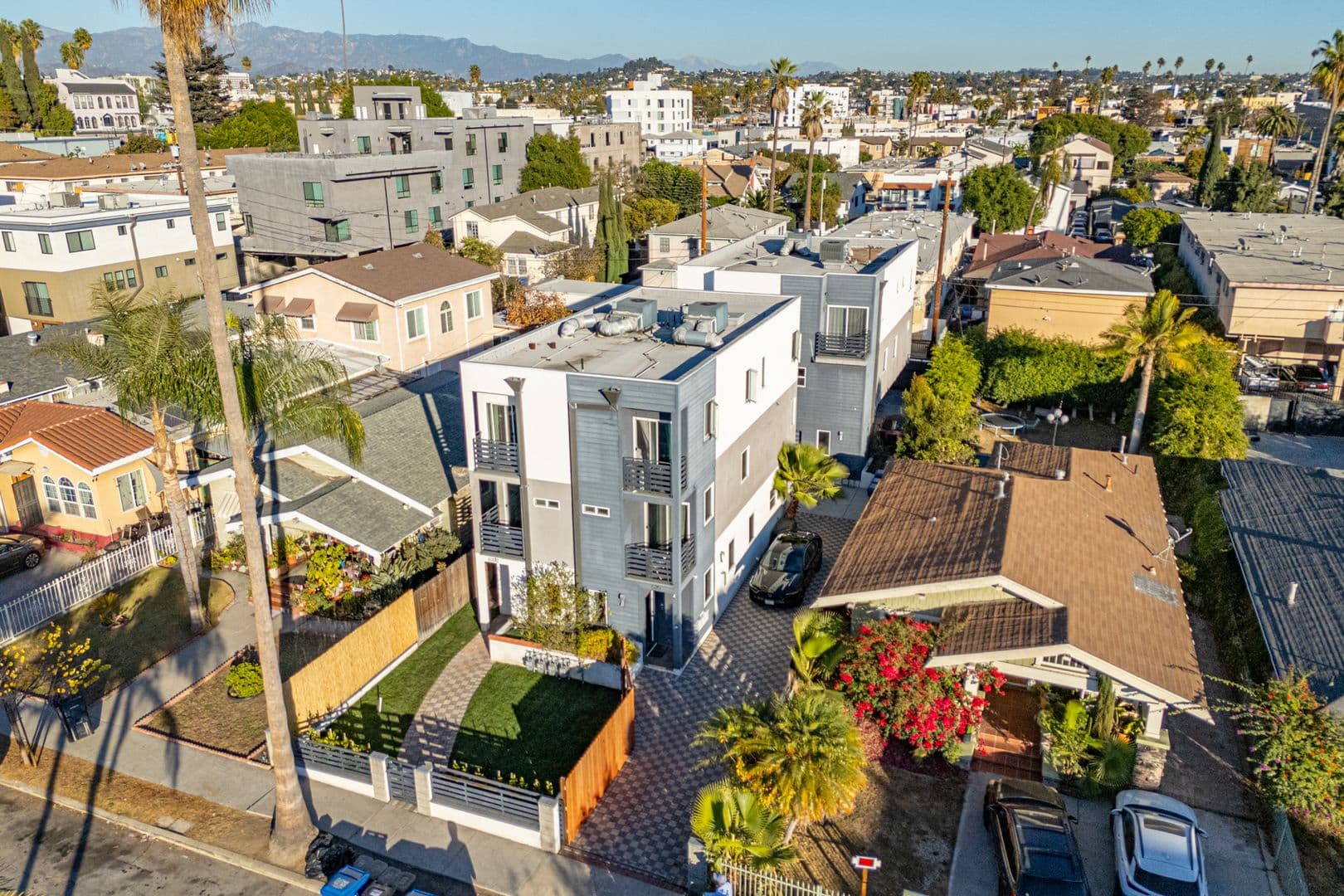 Los Angeles Apartment: 620 N Serrano Ave