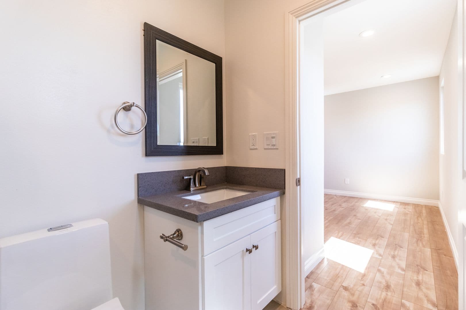 Los Angeles Apartment: 1737 S Longwood Ave