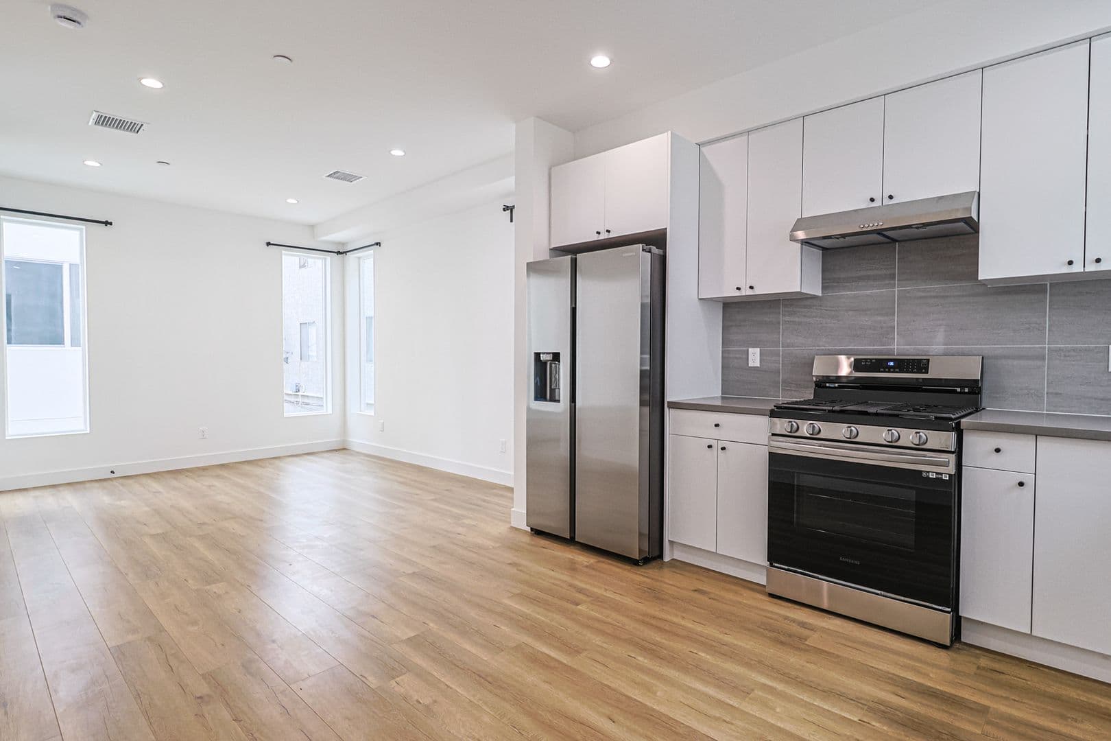 Los Angeles Apartment: 161 S Hoover St
