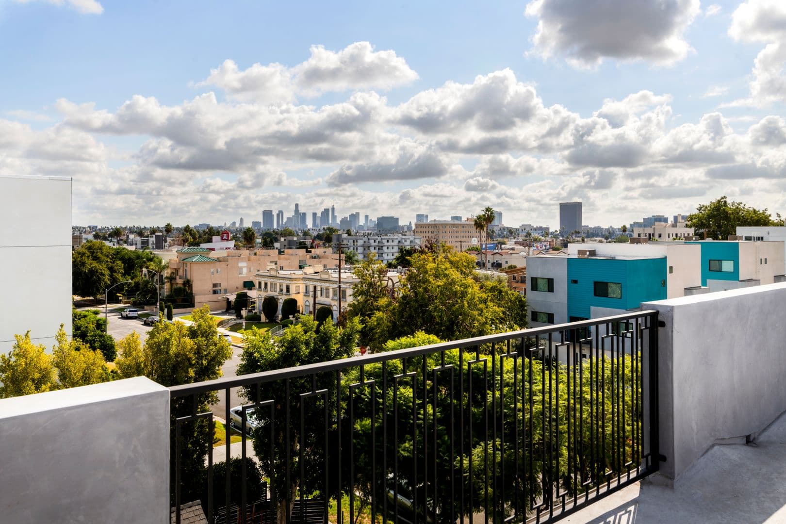 Los Angeles Apartment: 4815 Elmwood Ave