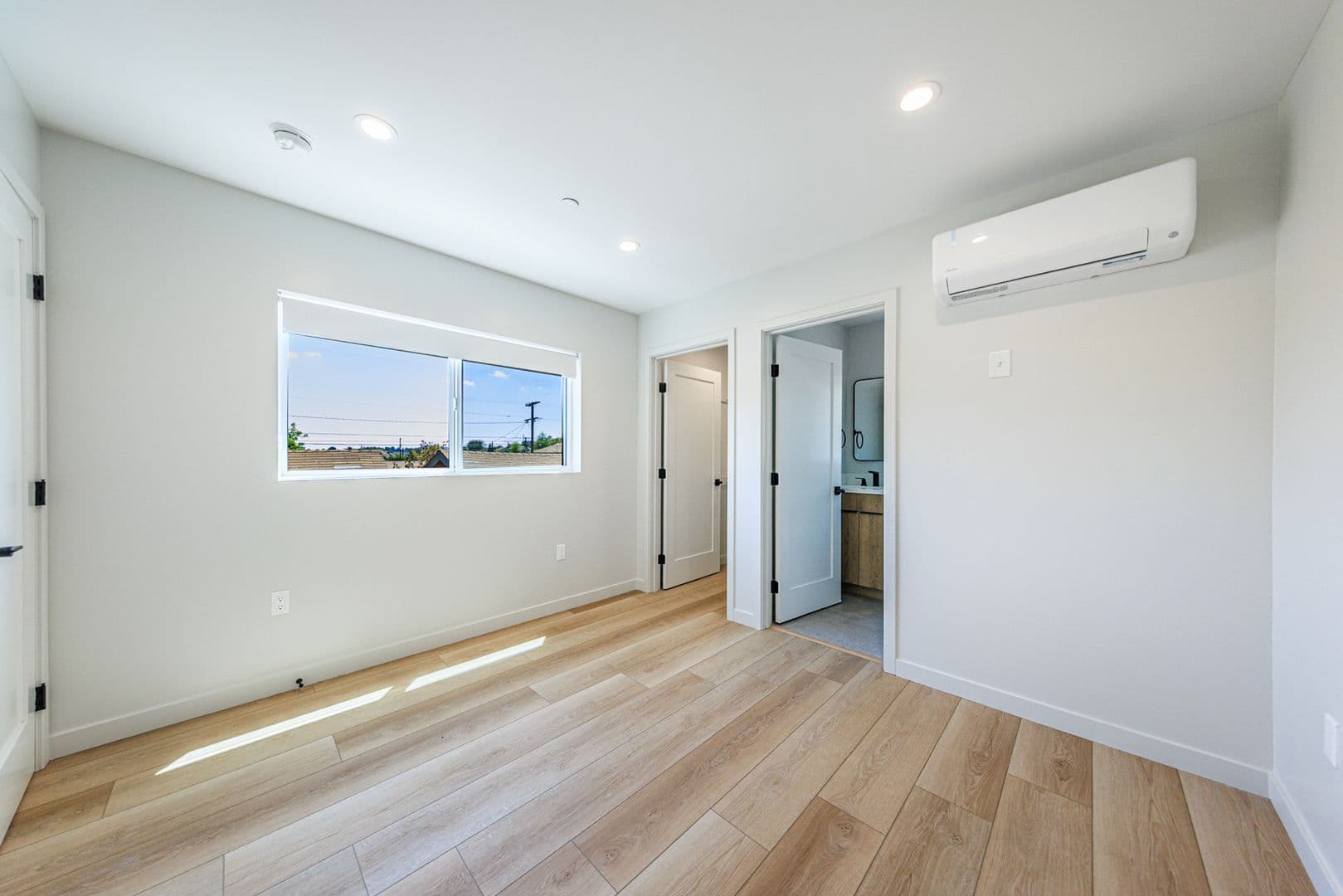 Los Angeles Apartment: 6092 La Prada St