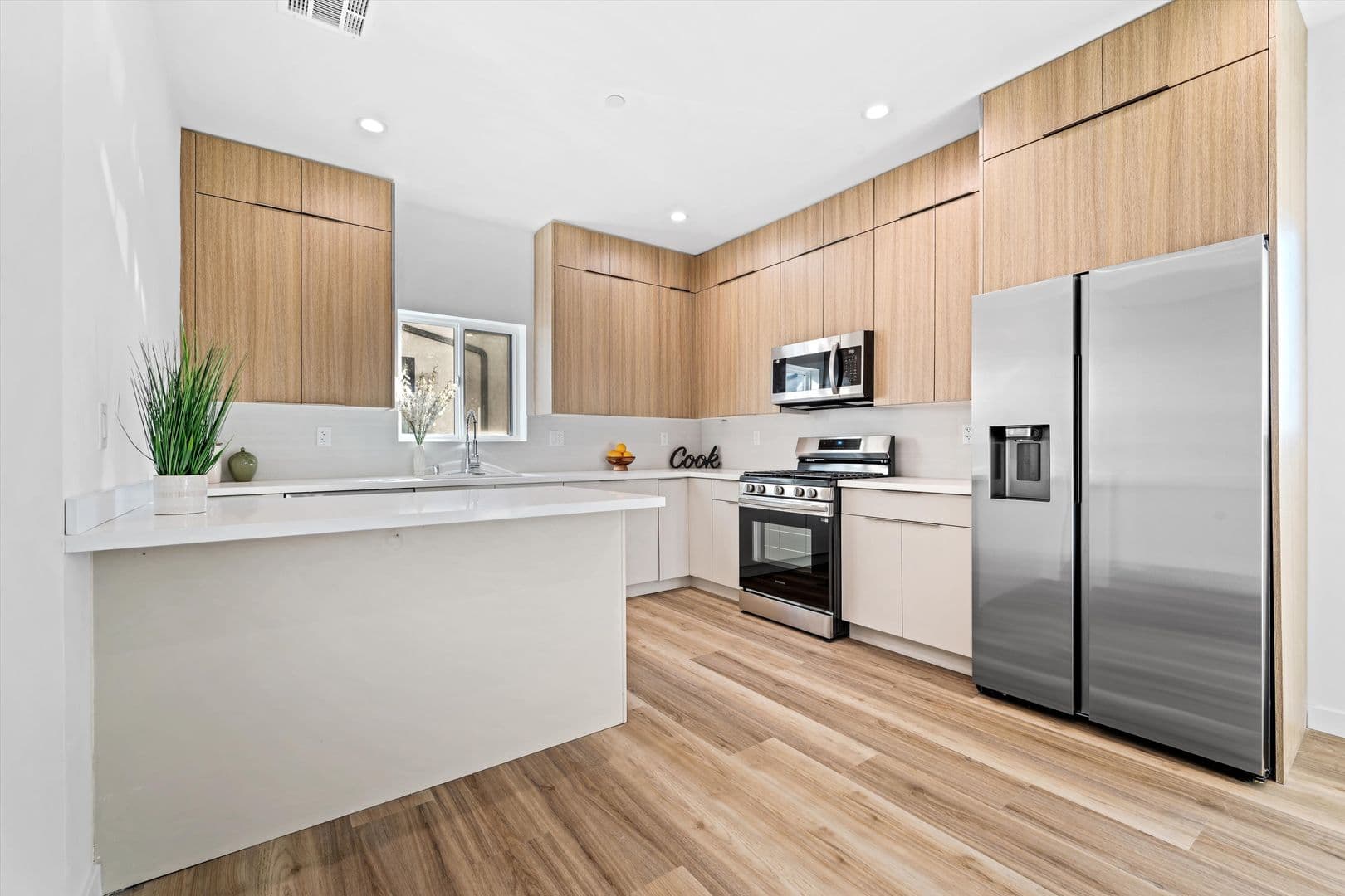 Los Angeles Apartment: 4654 Lomita St