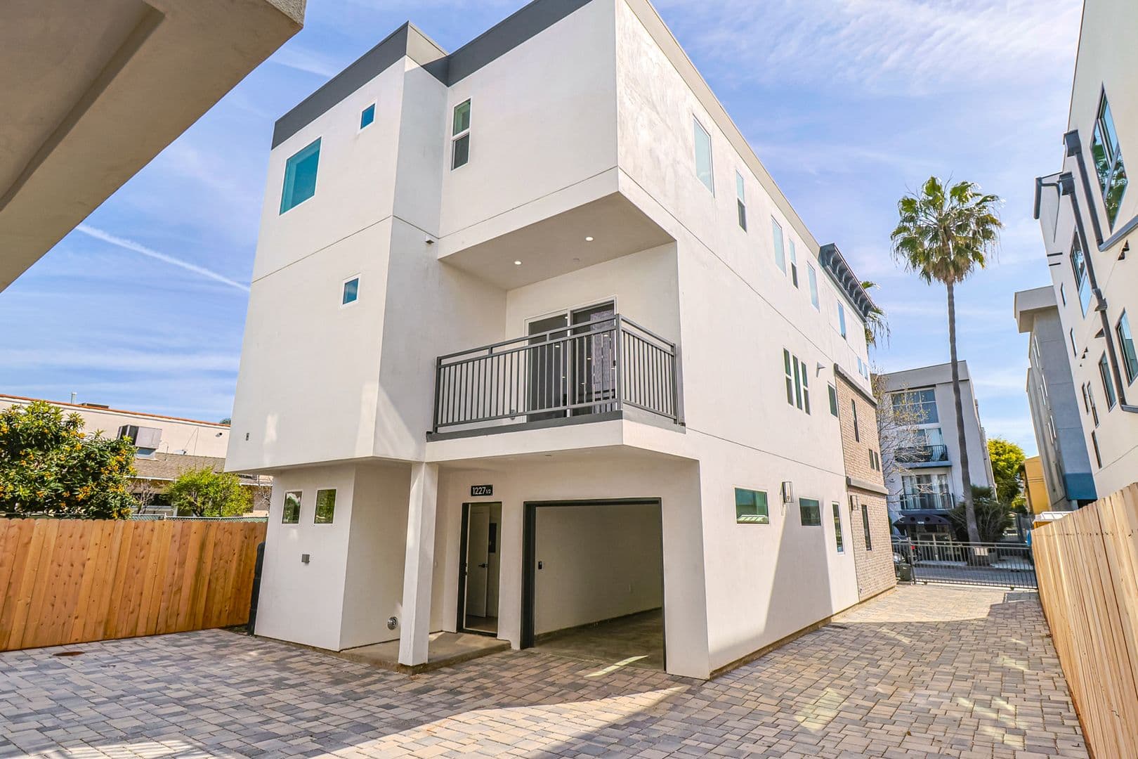 Los Angeles Apartment: 1227 N June St