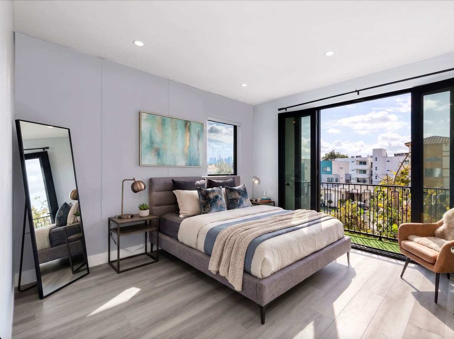 Los Angeles Apartment: 4815 Elmwood Ave