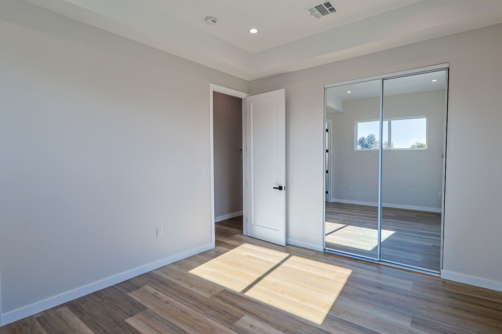 Los Angeles Apartment: 5517 Glennie Ln