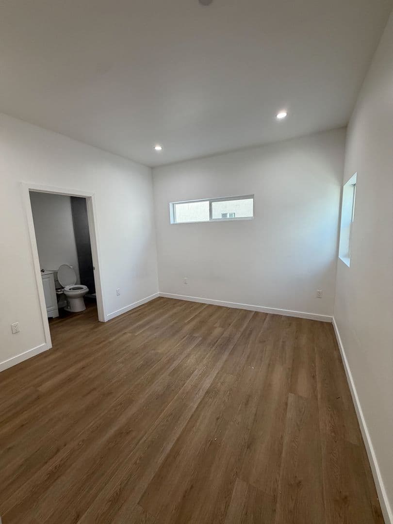 Los Angeles Apartment: 1876 W 20th St