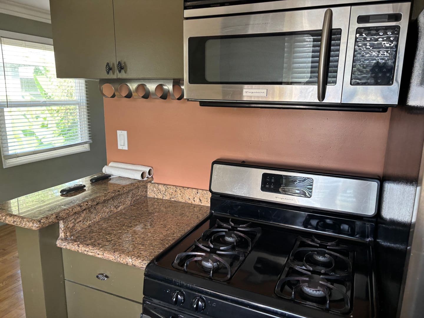 Burbank Apartment: 3718 W Chandler Blvd