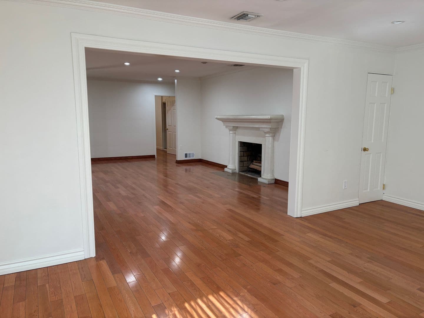 Sun Valley House: 11248 Lull Street