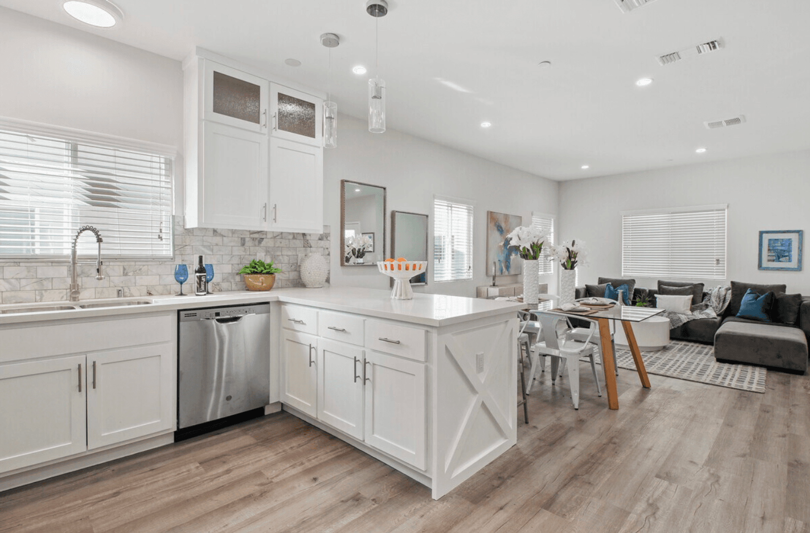 North Hollywood Apartment: 6841 Radford Ave
