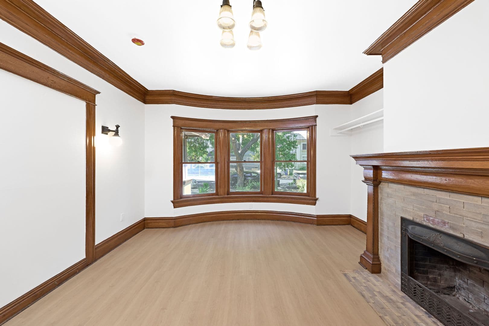 Los Angeles Apartment: 2703 Raymond Ave