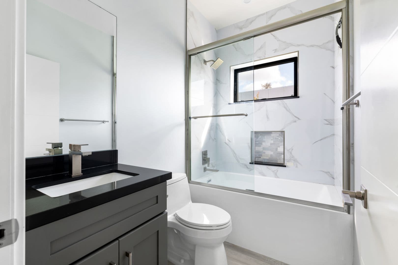 Los Angeles Apartment: 4815 Elmwood Ave
