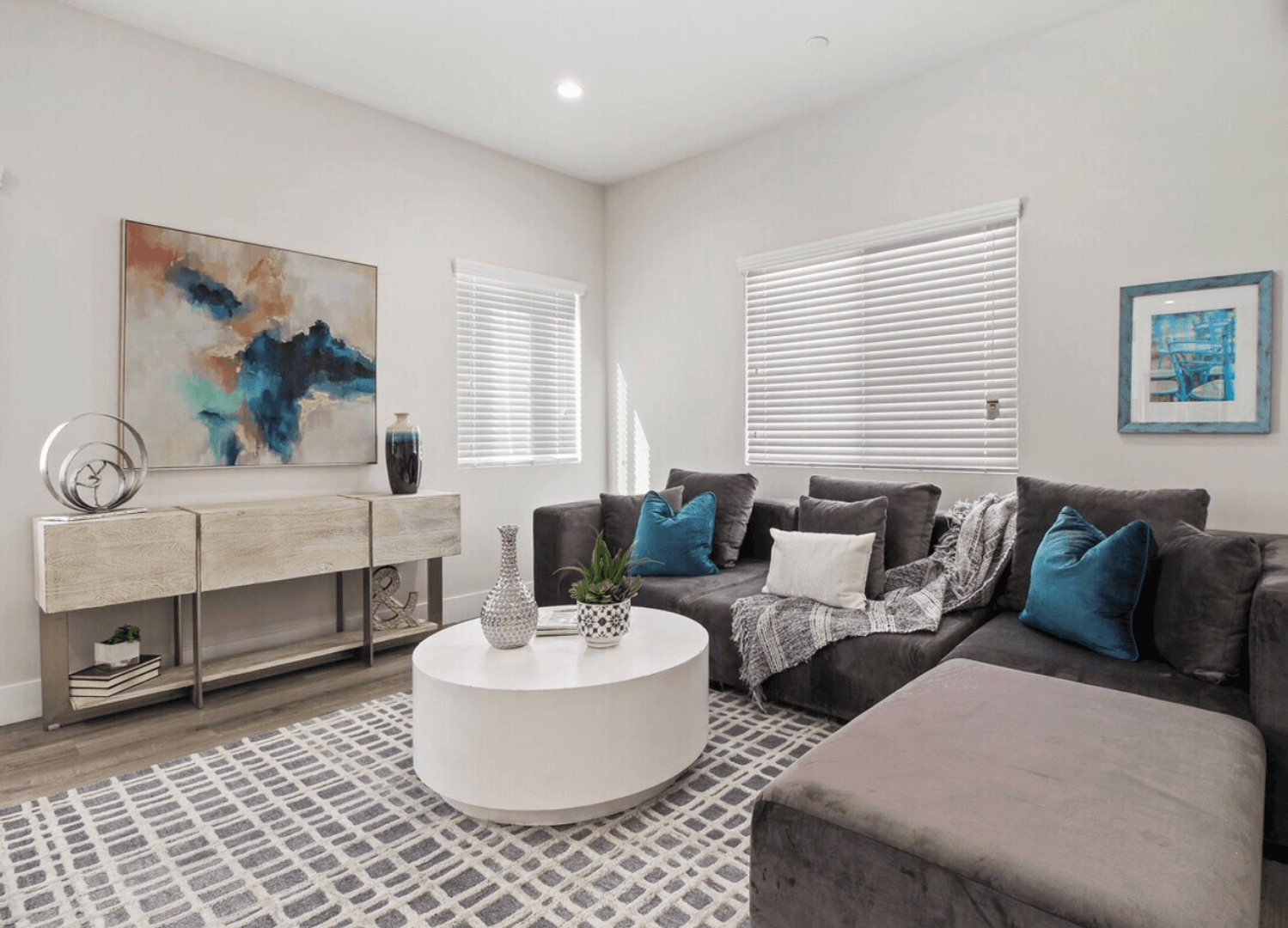 North Hollywood Apartment: 6841 Radford Ave
