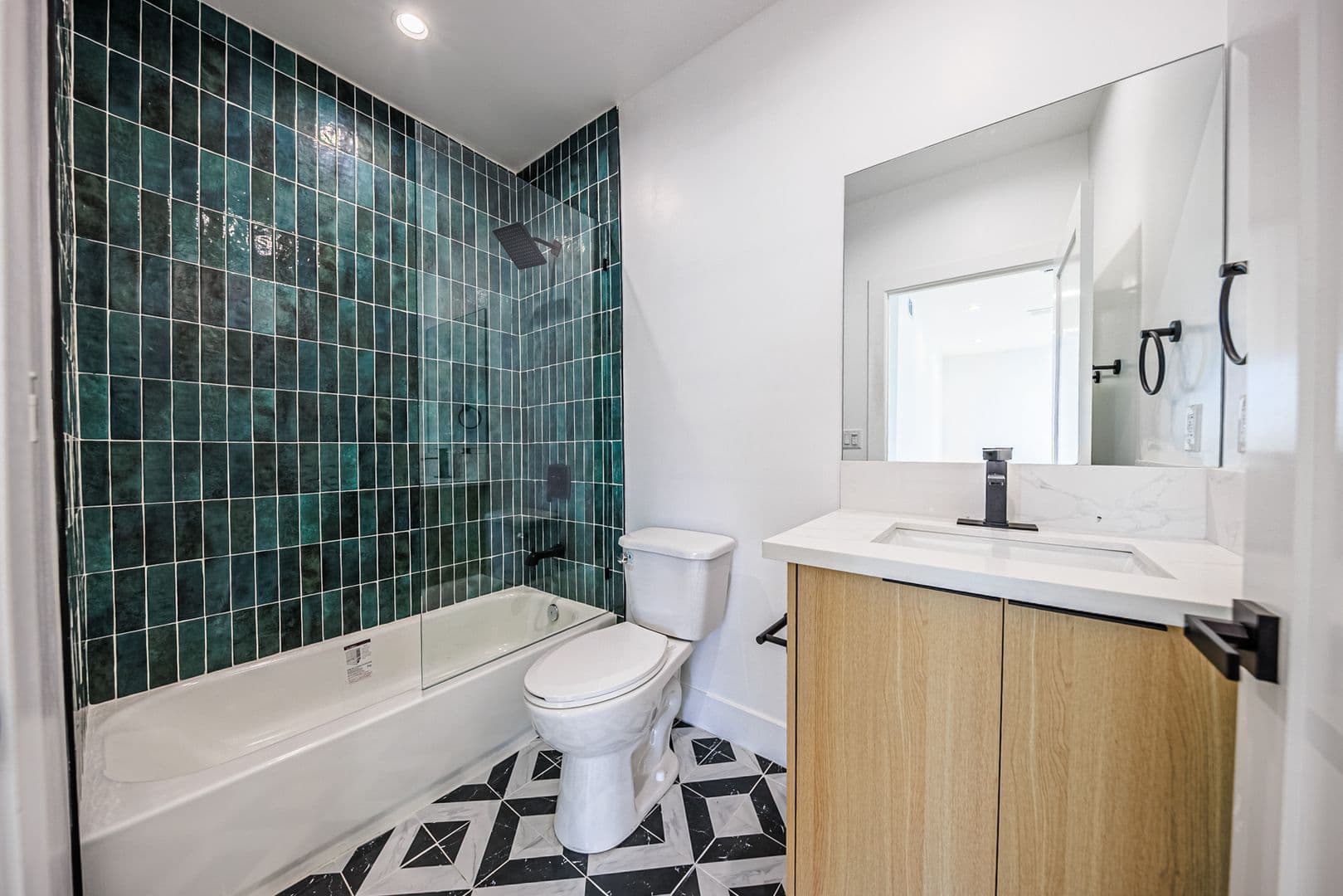 Los Angeles Apartment: 1259 S. Longwood Ave