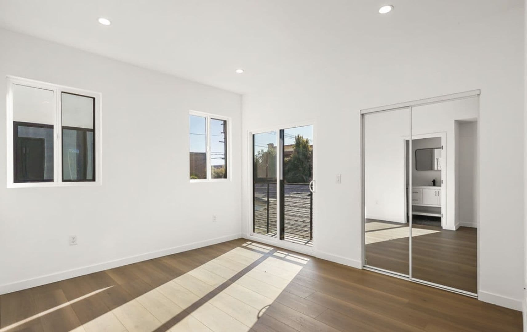 Los Angeles Apartment: 1731 S New Hampshire Ave