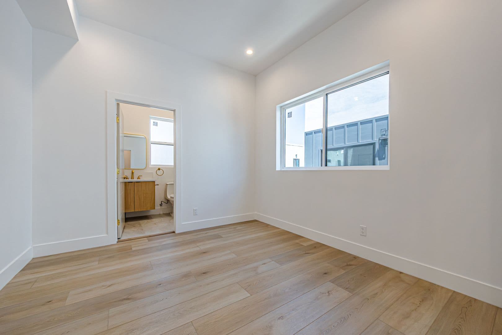Los Angeles Apartment: 240 N Dillon St