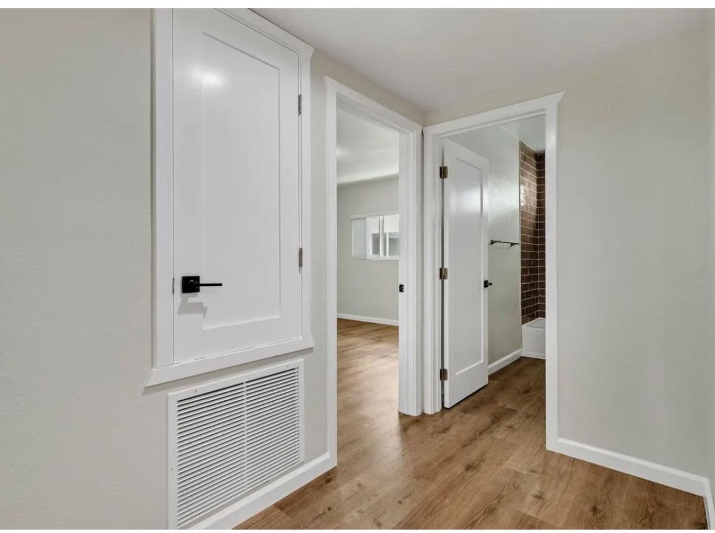 North Hollywood Apartment: 11720 Hamlin Street