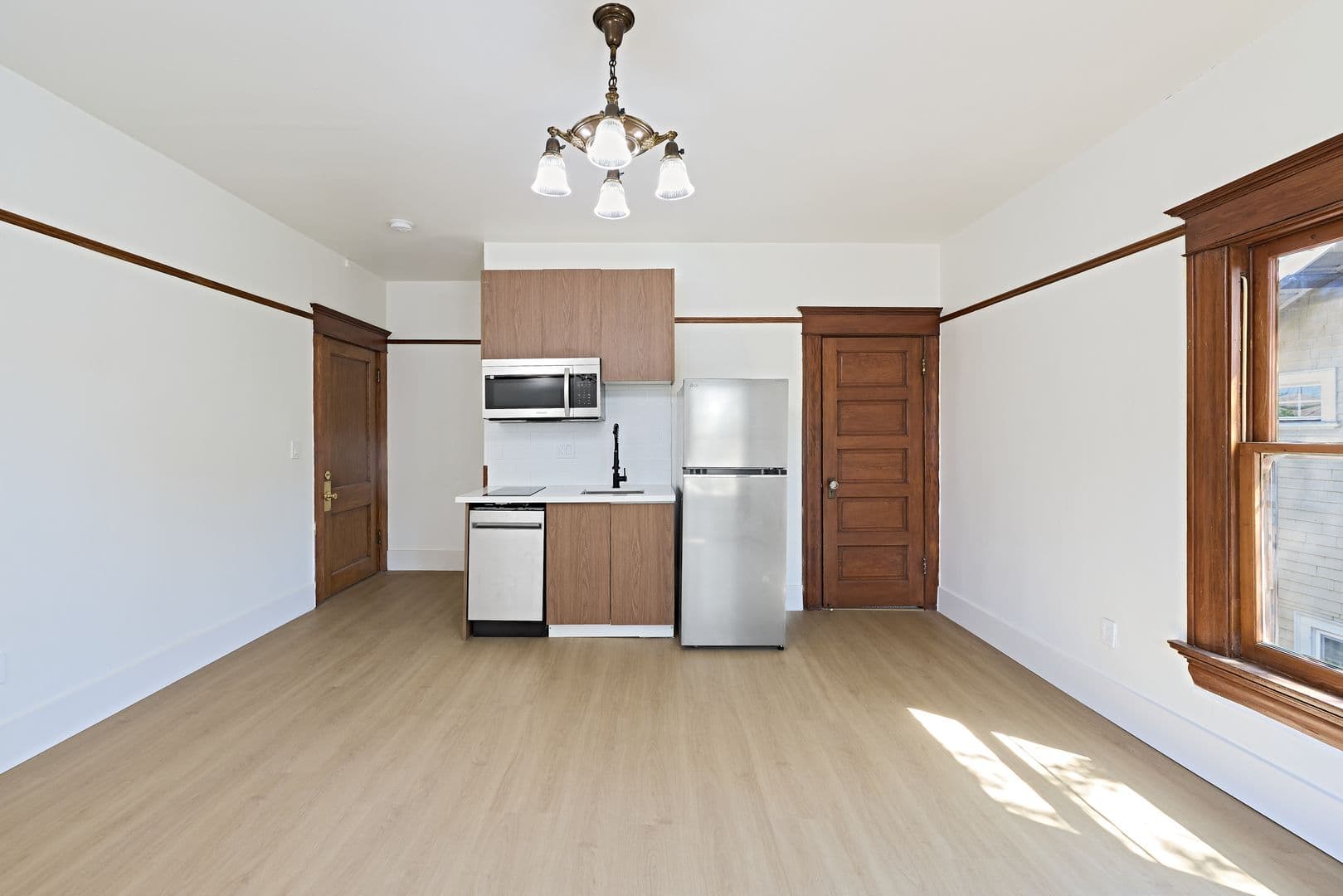 Los Angeles Apartment: 2703 Raymond Ave