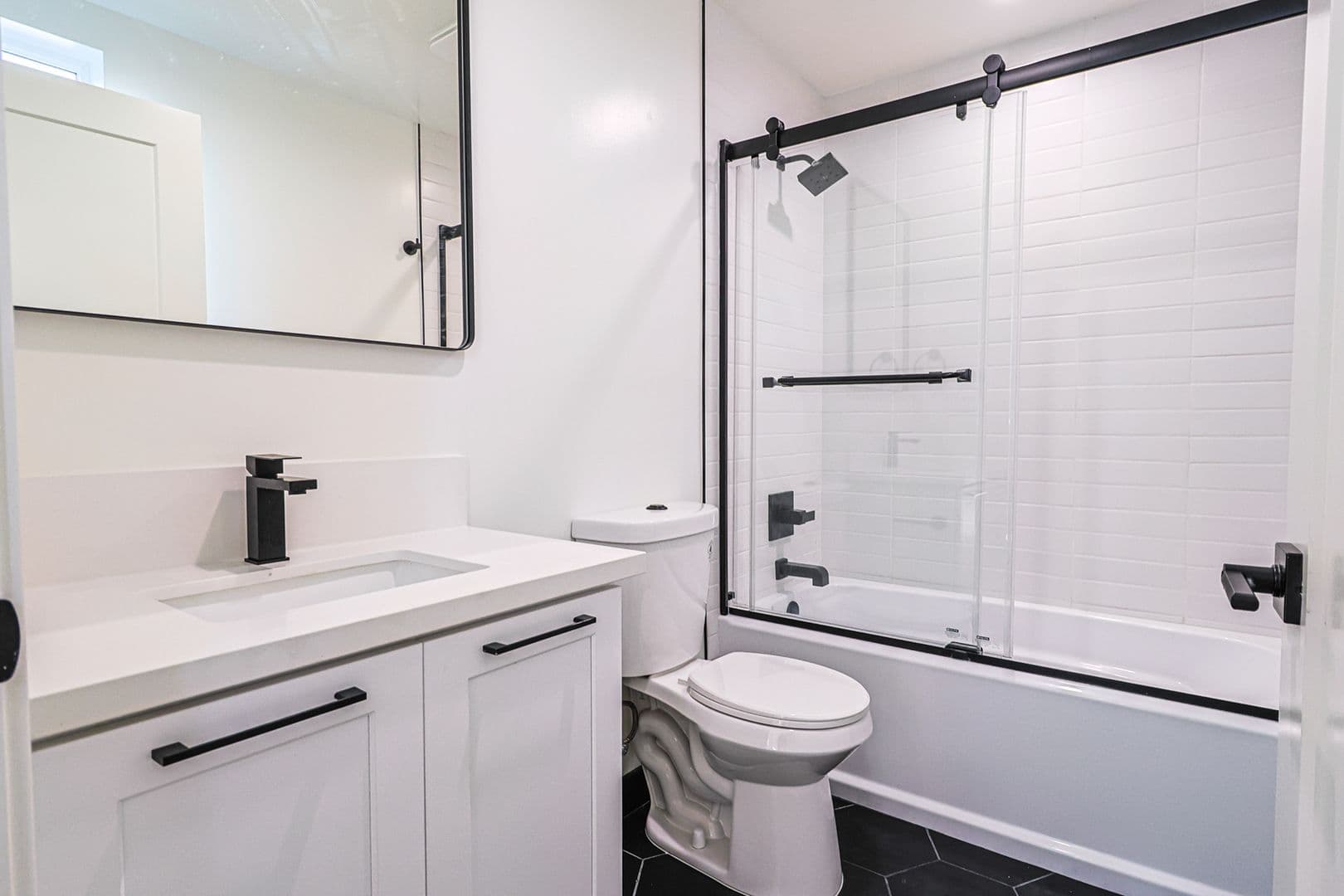 Los Angeles Apartment: 1227 N June St