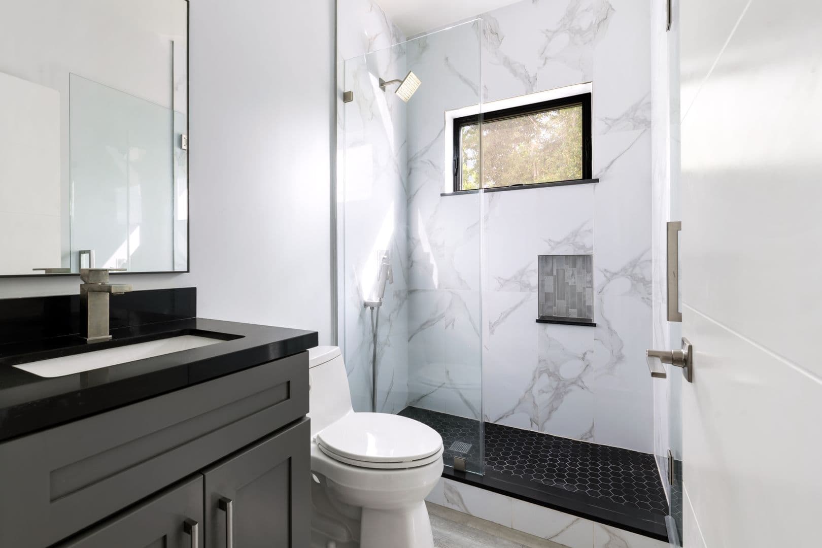 Los Angeles Apartment: 4815 Elmwood Ave