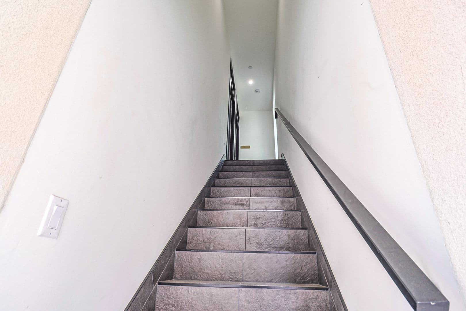 Los Angeles Apartment: 161 S Hoover St