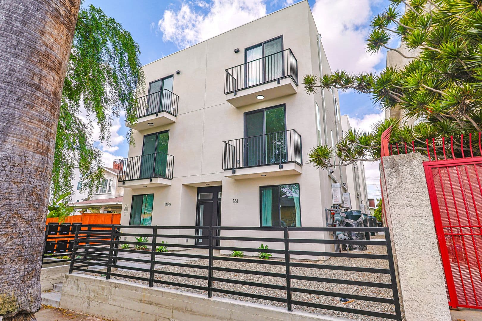Los Angeles Apartment: 161 S Hoover St