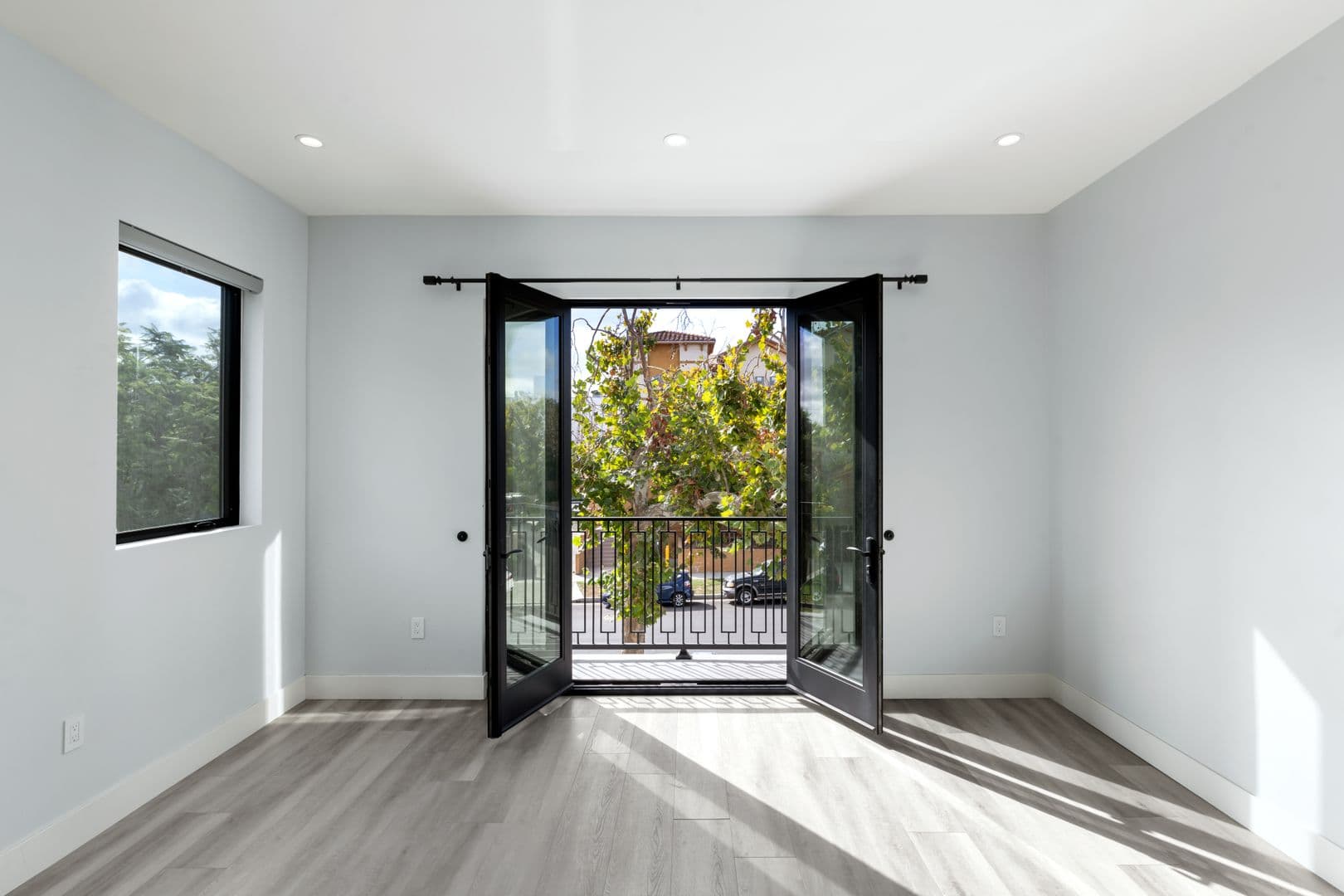 Los Angeles Apartment: 4815 Elmwood Ave