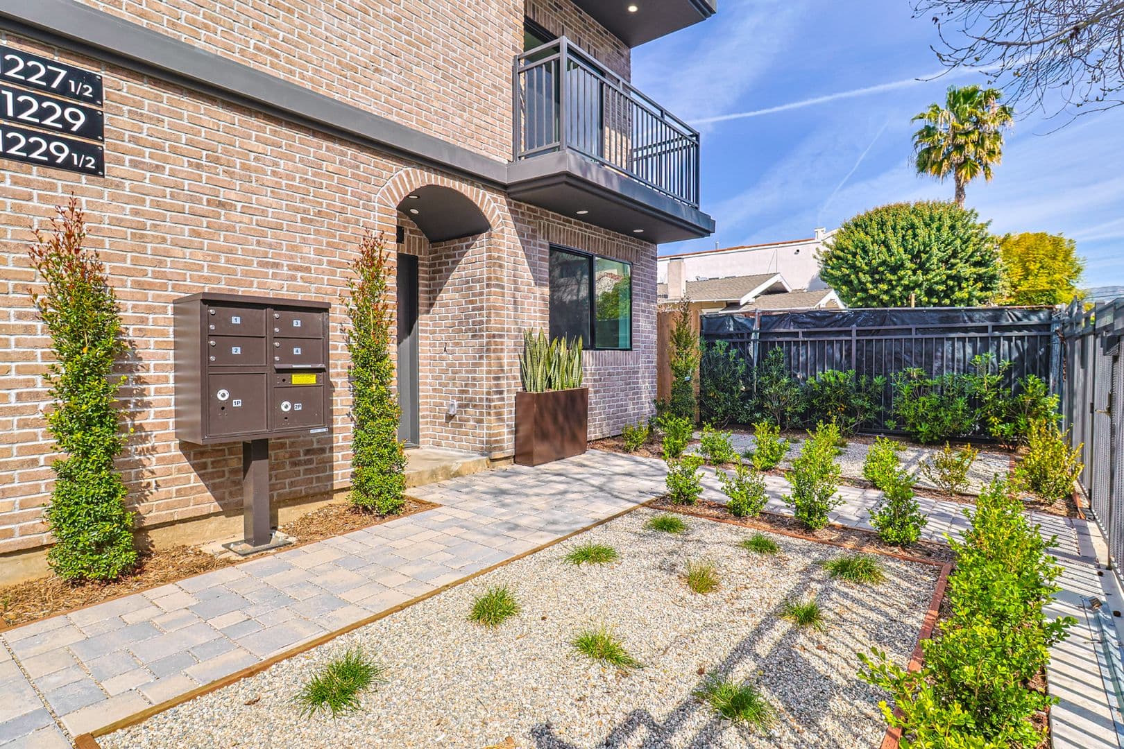 Los Angeles Apartment: 1227 N June St