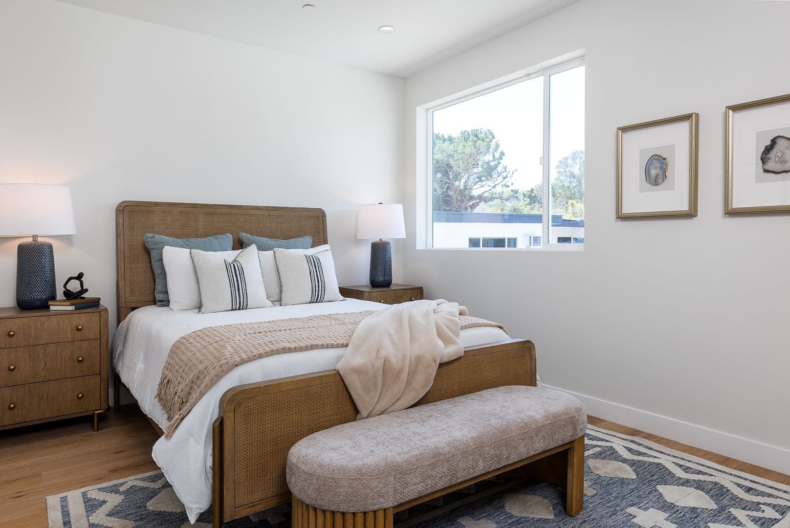 Los Angeles Apartment: 2820 Rowena Ave