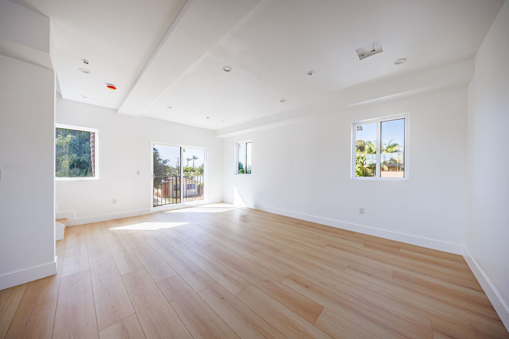 Los Angeles Apartment: 3442 West Blvd