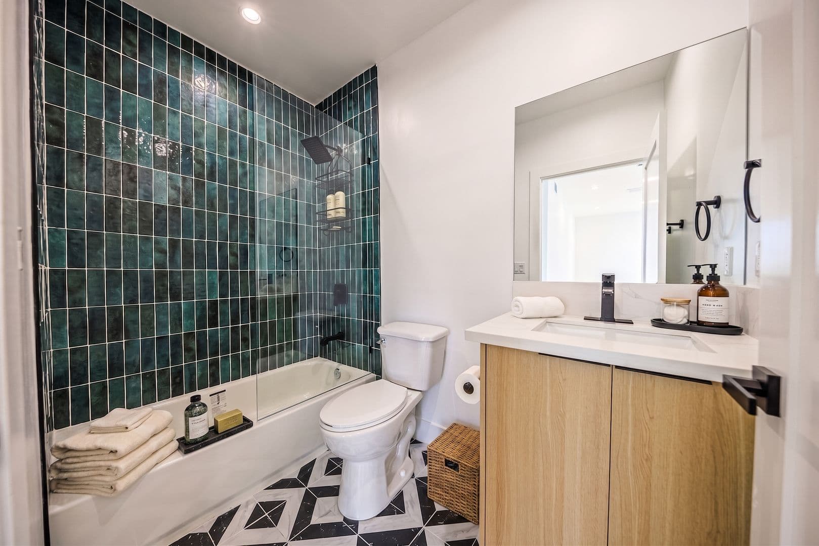 Los Angeles Apartment: 1259 S. Longwood Ave