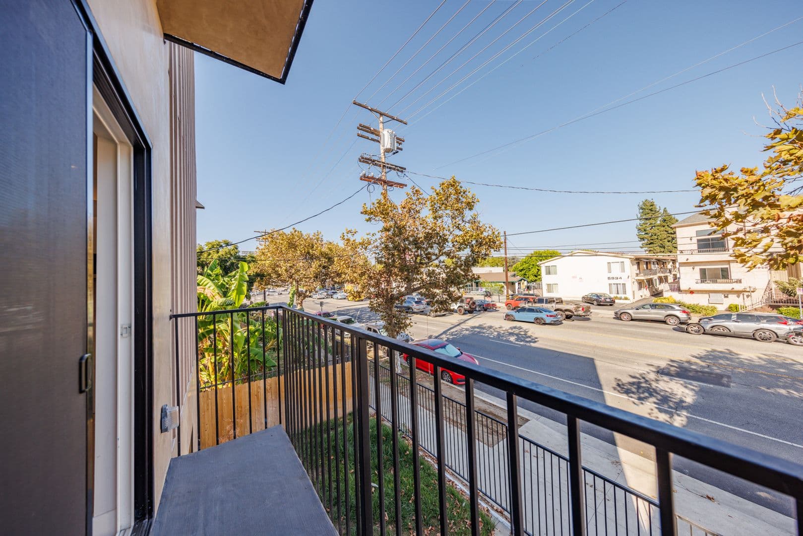 Sherman Oaks Apartment: 5931 Woodman Ave
