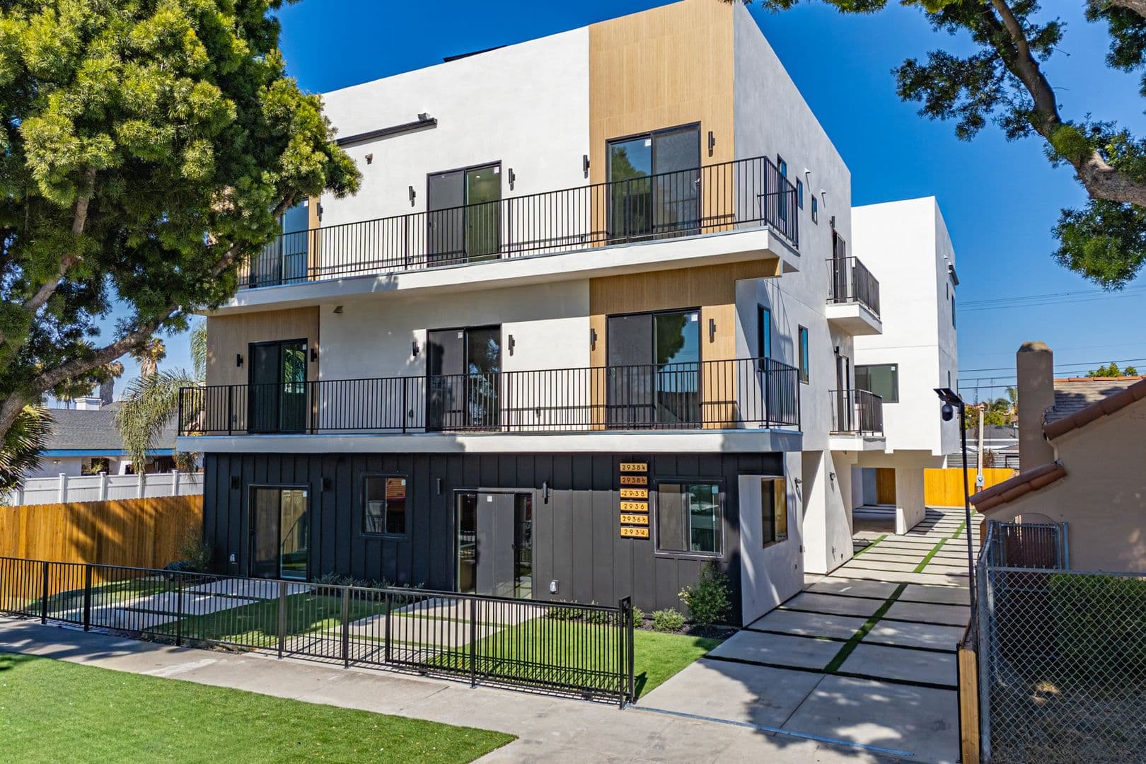 Los Angeles, CA Apartment: 2938 S. Sycamore Ave
