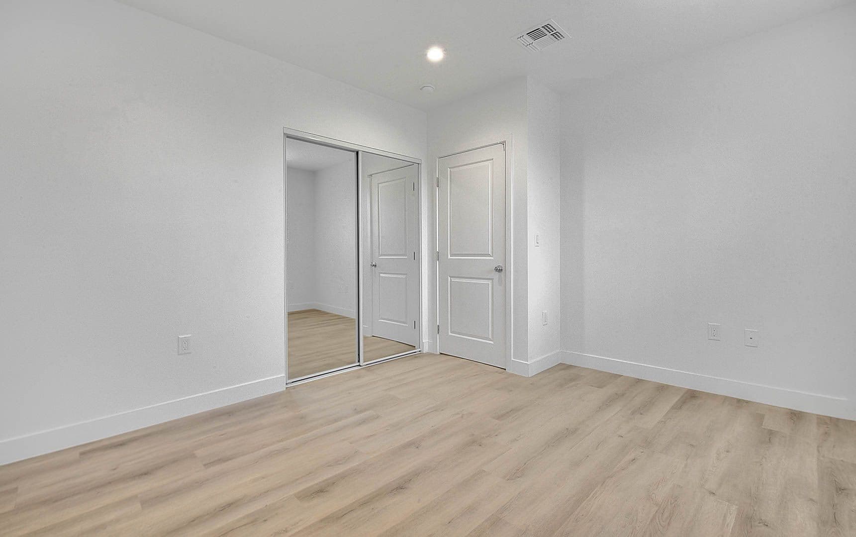 North Hollywood Apartment: 5850 Vineland Ave