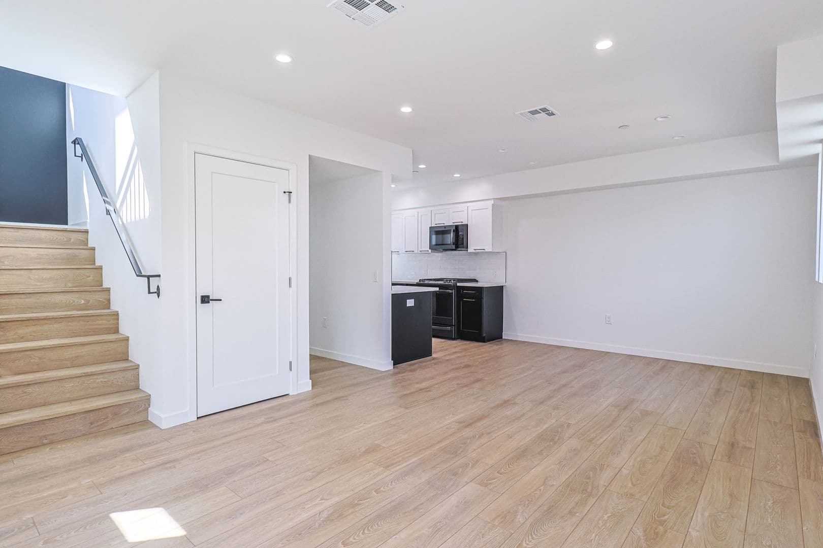 Los Angeles Apartment: 1227 N June St