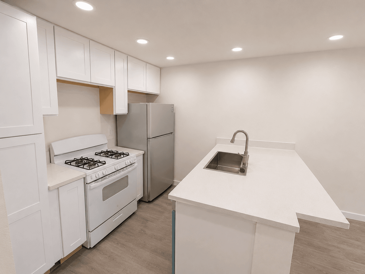 Los Angeles Apartment: 537 W Colden Ave