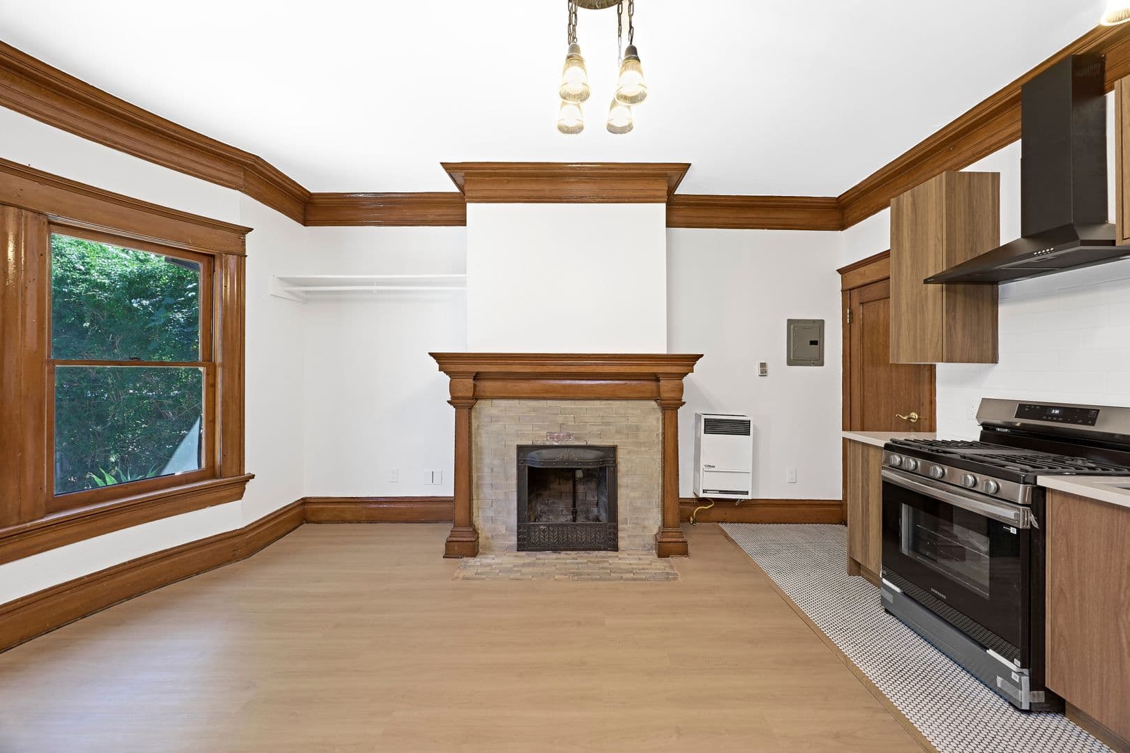 Los Angeles Apartment: 2703 Raymond Ave