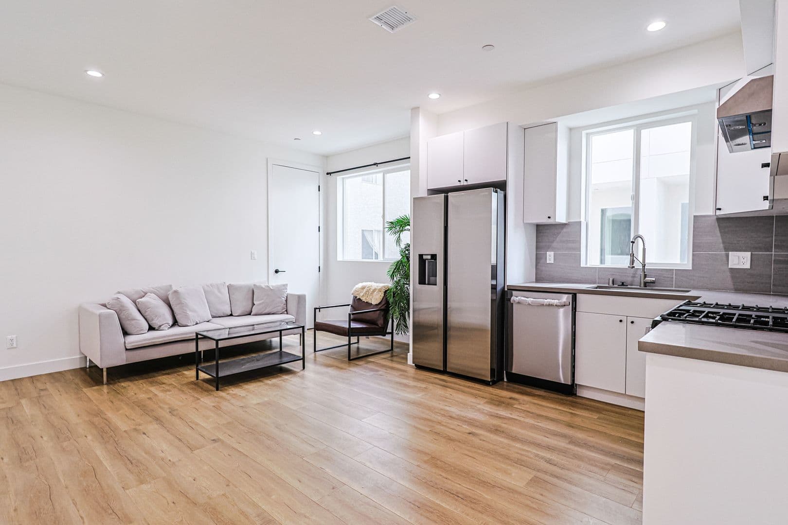 Los Angeles Apartment: 161 S Hoover St