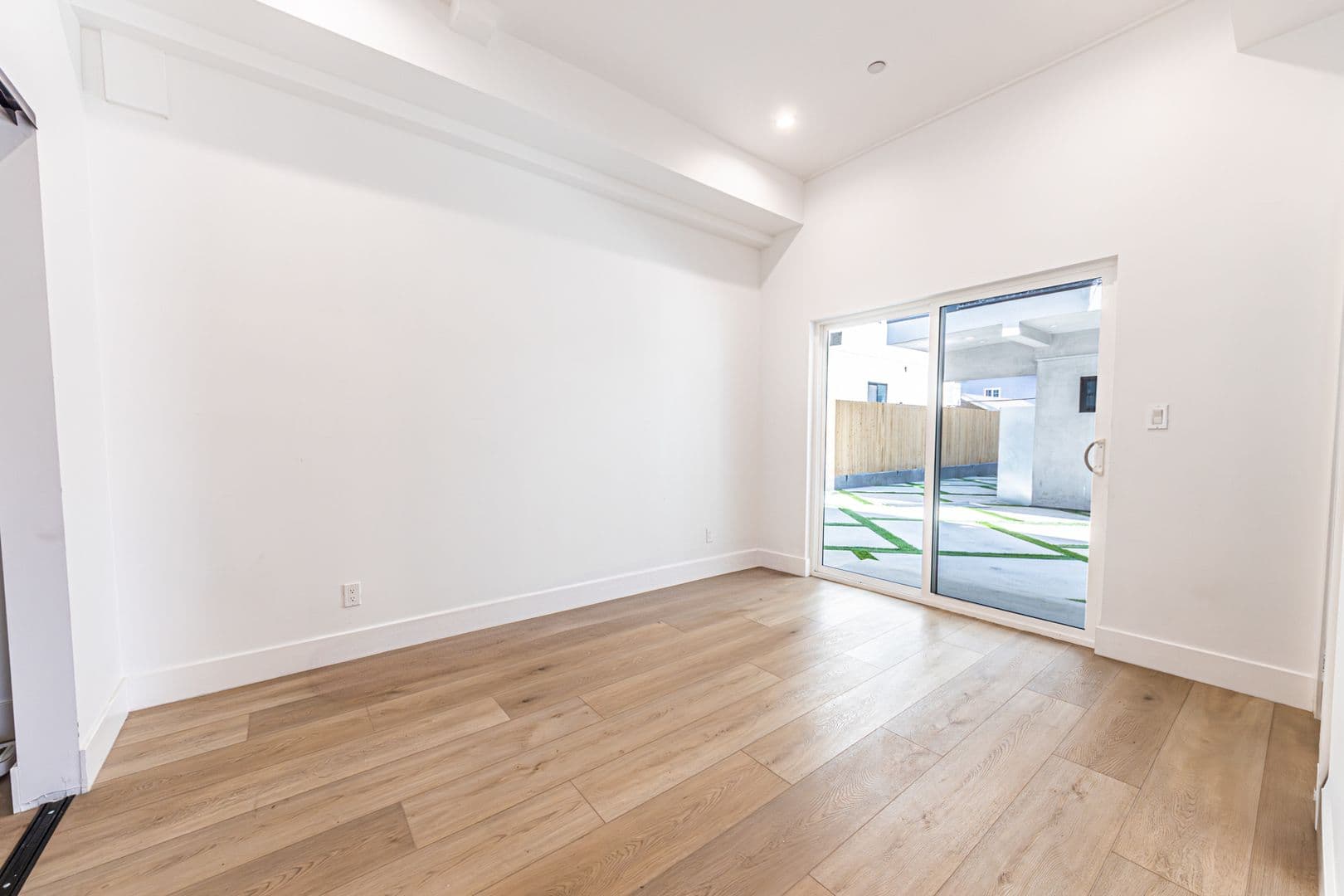 Los Angeles Apartment: 240 N Dillon St