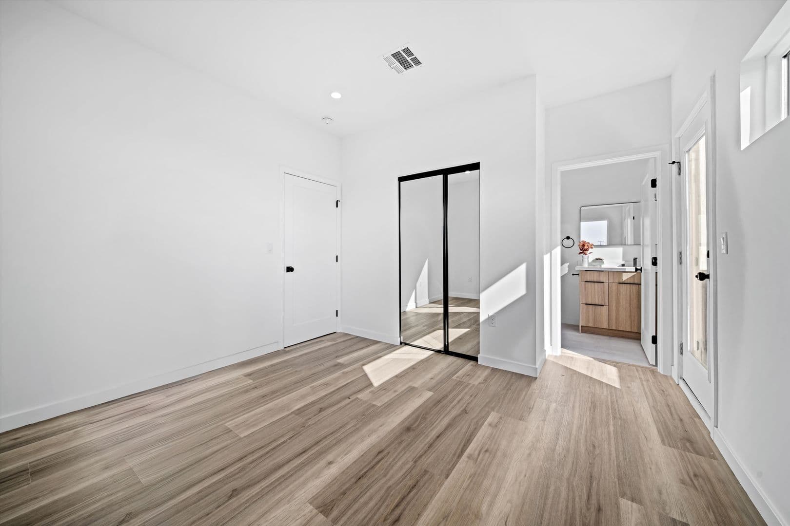 Los Angeles Apartment: 4654 Lomita St