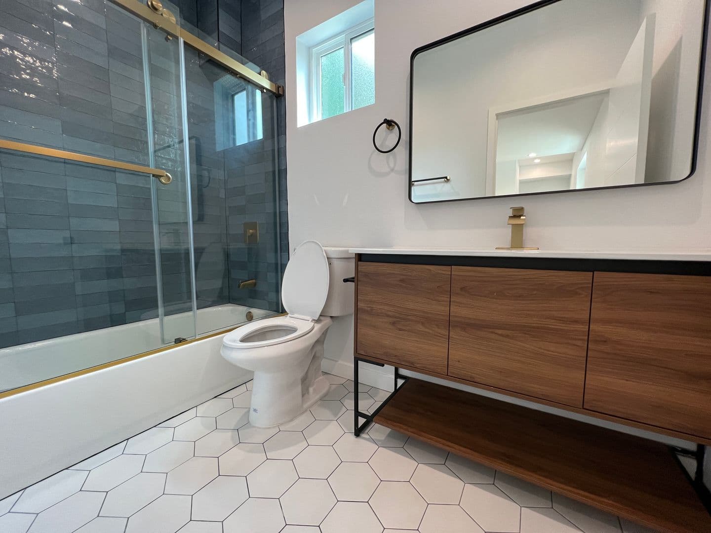 Los Angeles Apartment: 5526 Blackwelder St