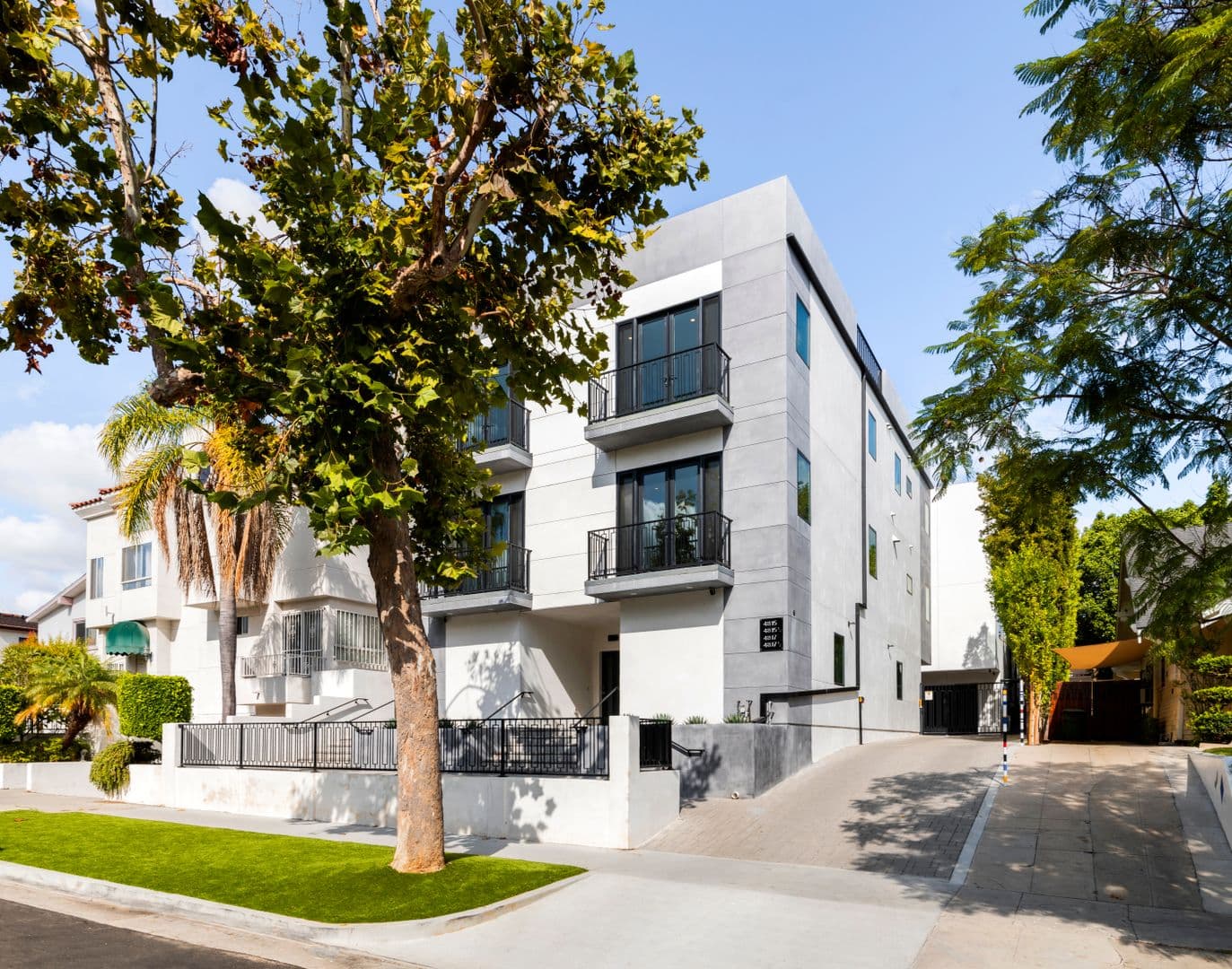 Los Angeles Apartment: 4815 Elmwood Ave