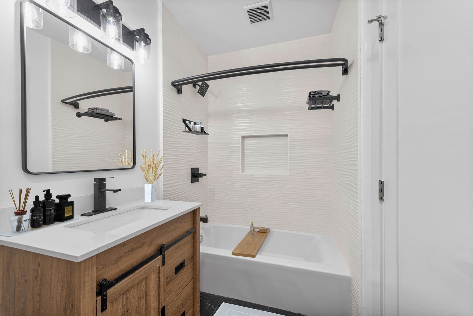 Los Angeles Apartment: 12121 Washington Pl