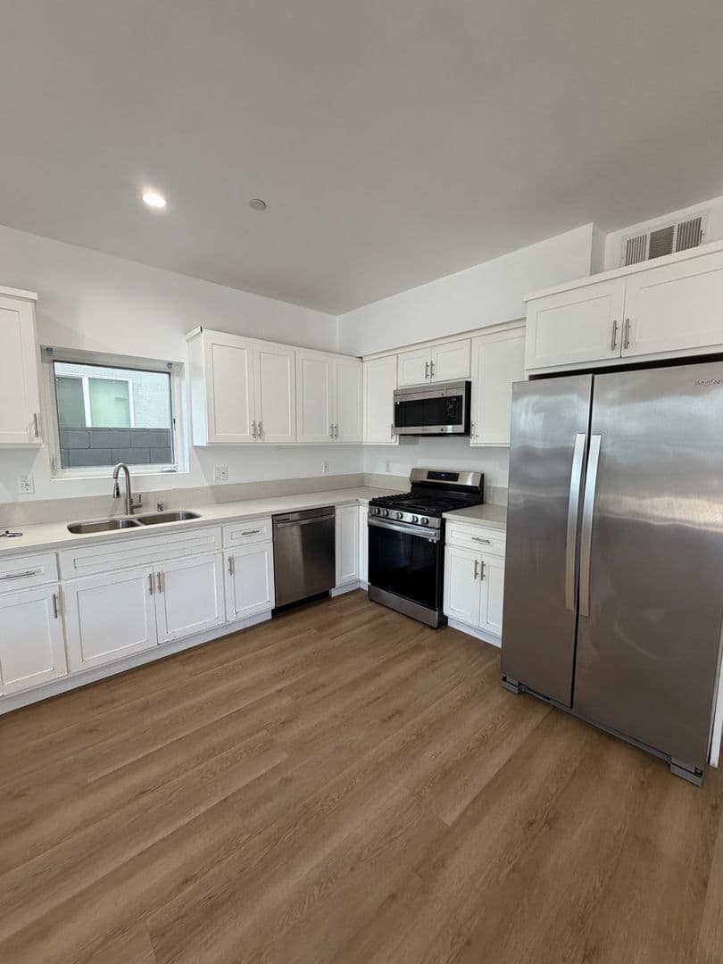 Los Angeles Apartment: 1876 W 20th St